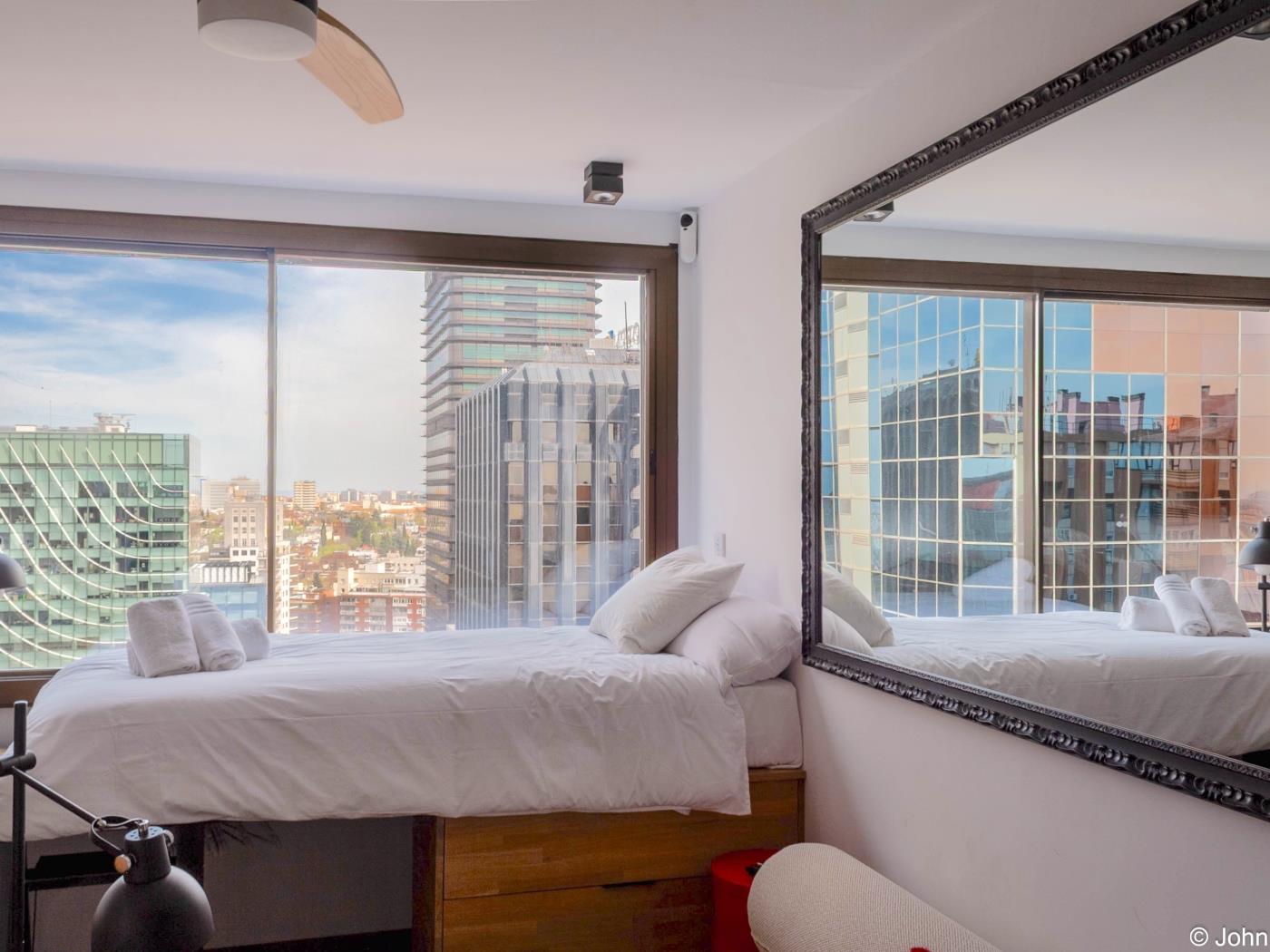 Modernes Studio-Loft mit Stadtblick, Dachpool und Smart TV - My Space Madrid Appartementen